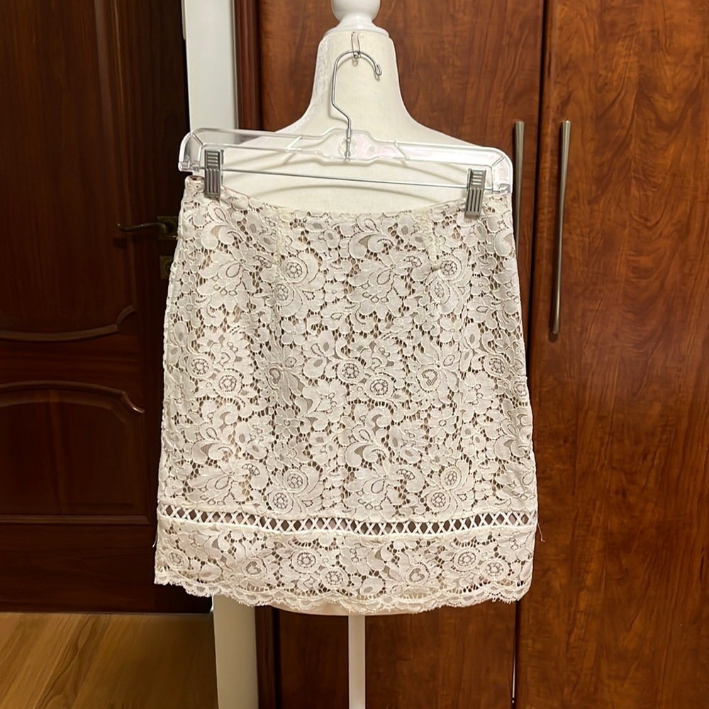 Lace skirt with nude lining